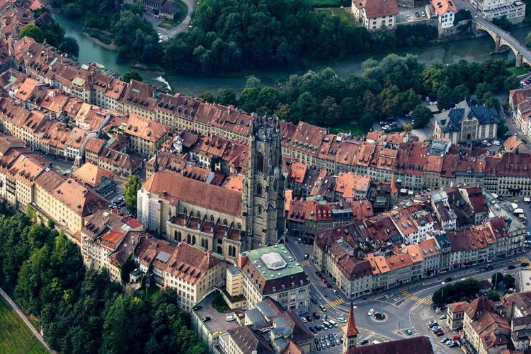 Fribourg şehrinin havadan çekilmiş fotoğrafı